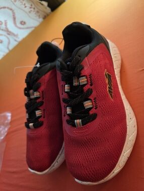 Brand New- Kids Avia-Avi Monsoon Sneakers. Size 2